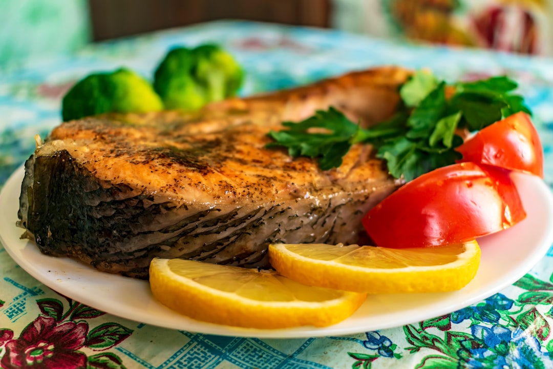 Photo baked fish with vegetables
