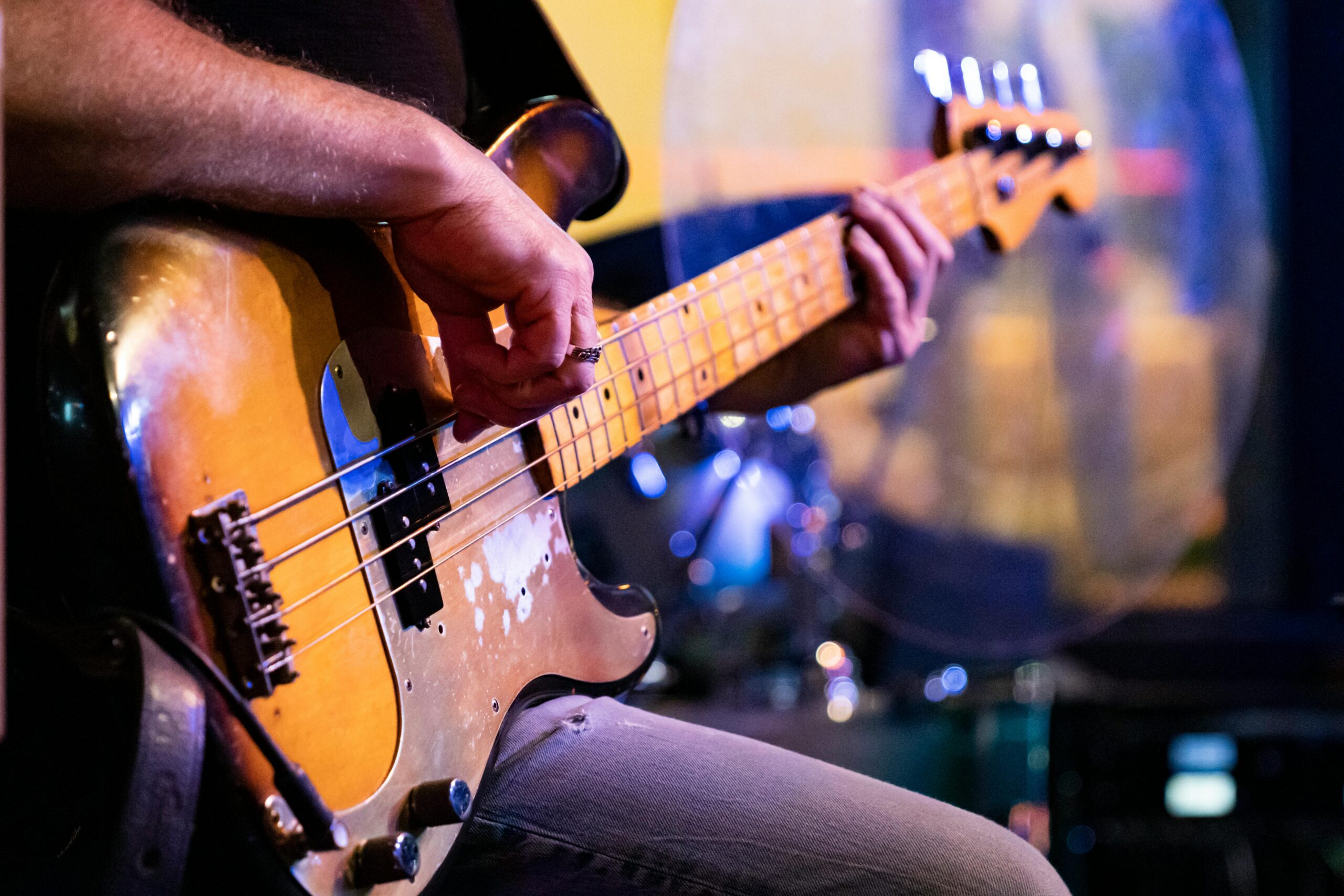 Rolul chitarei bass în diferite genuri muzicale și cum să te adaptezi